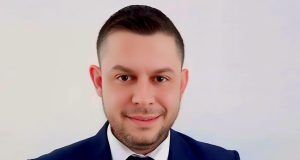 Şair Uğur Ünver ile “Karanfiler De Solar” kitabını ve yazarlık serüvenini konuştuk…